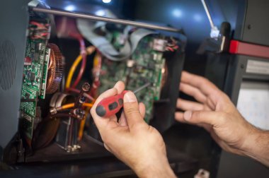 Elektrik mühendisinin kapağı elektrik kablolarıyla çalışıyor. Kurulum denetimi. Elektrik ekipmanları