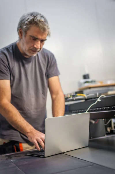 Técnico Mantenimiento Servicio Campo Técnico Electricista Inspeccionar Controlar Hardware Máquina — Foto de Stock