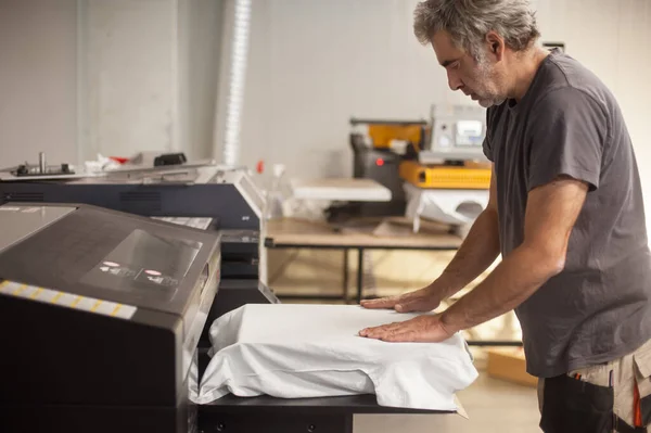 Profesionální Grafický Technik Práce Digitální Tiskárně Triček Tiskárně — Stock fotografie