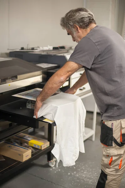 Professionele Grafisch Druktechnicus Werkt Aan Digitale Shirt Printer Drukkerij — Stockfoto