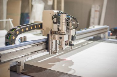 Kumaş tekstil malzemelerini kesmek için büyük bir CNC dijital kesici makinesi
