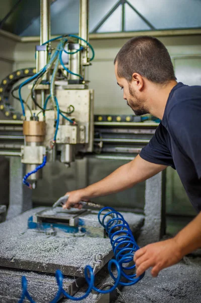 Cnc Çalışan Mühendis Teknisyen Fabrika Atölyesinde Metal Oyma Makinesi Işliyor — Stok fotoğraf