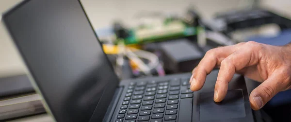 Vista Detalhe Close Computador Portátil Técnico Engenharia Manutenção Serviço Campo — Fotografia de Stock