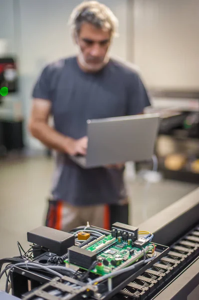 Técnico Mantenimiento Servicio Campo Técnico Electricista Inspeccionar Controlar Hardware Máquina — Foto de Stock