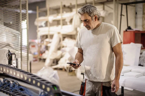 Fabrika Işçisi Dinleniyor Atölyede Cep Telefonu Kullanıyor Akıllı Telefondan Kayıyorum — Stok fotoğraf
