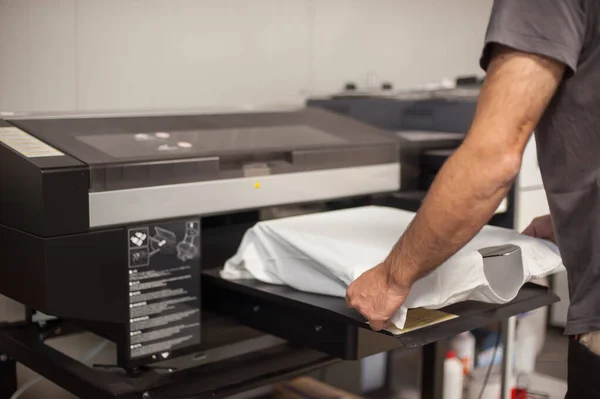 印刷厂数码T恤衫打印机专业印刷技术员工作 — 图库照片
