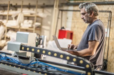 Saha bakım mühendisi teknisyen elektirikçi kontrol ve kontrol makine donanım ve yazılım sistemi dizüstü bilgisayar ile. Elektrik kurulumu