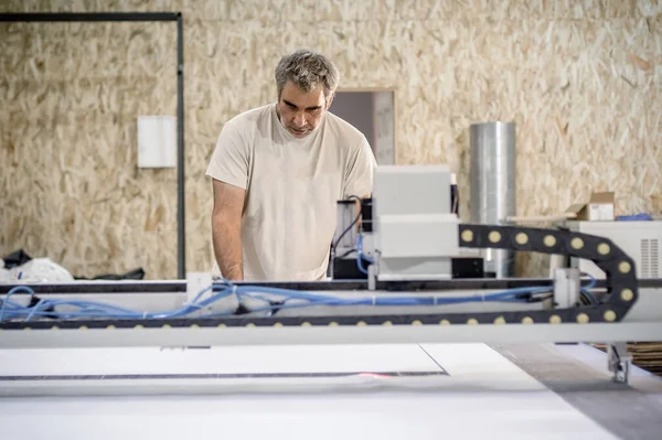Фабричний Працівник Працює Великих Cnc Цифрових Автоматах Різання Текстильного Матеріалу — стокове фото
