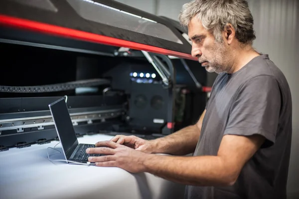 Técnico Mantenimiento Servicio Campo Técnico Electricista Inspeccionar Controlar Hardware Máquina — Foto de Stock