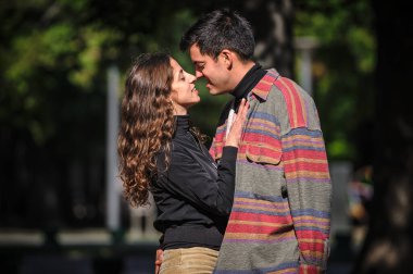 Neşeli ve romantik çift doğada birbirlerine sarılıp eğleniyorlar. Aşk, ilişki ve romantizm kavramı. Kız arkadaş ve erkek arkadaş çıkıyor.