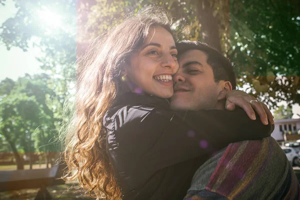 Pareja Alegre Romántica Abrazándose Disfrutando Amor Naturaleza Aire Libre Amor — Foto de Stock