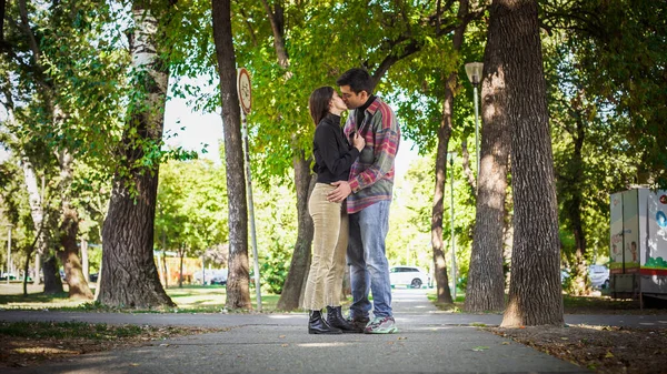 Smyslný Romantický Zamilovaný Pár Objímající Líbající Parku Francouzský Hluboký Polibek — Stock fotografie