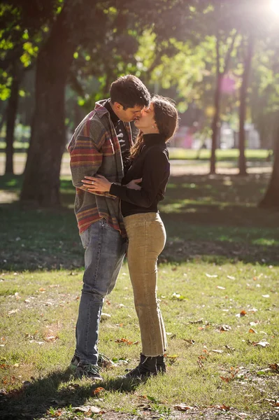 Sinnliches Romantisches Paar Das Sich Park Umarmt Und Küsst Französischer — Stockfoto