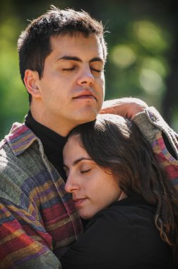 Neşeli ve romantik çift doğada birbirlerine sarılıp eğleniyorlar. Aşk, ilişki ve romantizm kavramı. Kız arkadaş ve erkek arkadaş çıkıyor.