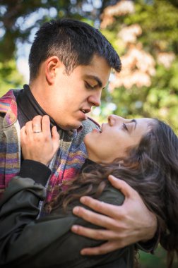 Neşeli ve romantik çift doğada birbirlerine sarılıp eğleniyorlar. Aşk, ilişki ve romantizm kavramı. Kız arkadaş ve erkek arkadaş çıkıyor.