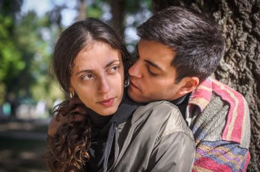 Neşeli ve romantik çift doğada birbirlerine sarılıp eğleniyorlar. Aşk, ilişki ve romantizm kavramı. Kız arkadaş ve erkek arkadaş çıkıyor.