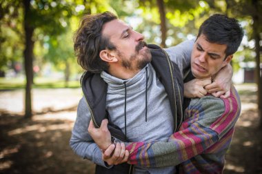 Genç eşcinsel çift, fiziksel bir çatışmanın eşiğinde olan ve kavga eden erkekler. LGBT ilişkisi buna katılmıyor. Ortaklık hayal kırıklığı