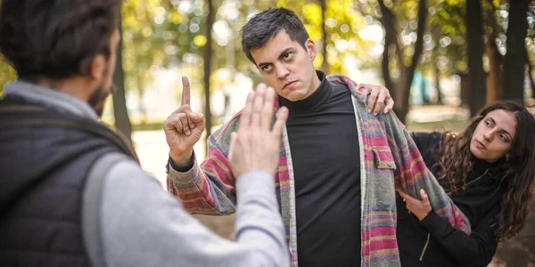 Dois Homens Agressivos Irritados Nervosos Perturbados Uma Briga Uma Mulher — Fotografia de Stock