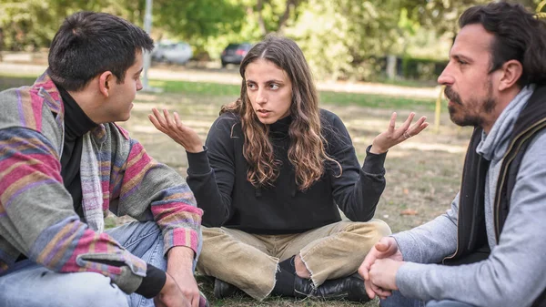 Három Aggódó Barát Két Férfi Egy Lány Együtt Ülnek Parkban — Stock Fotó