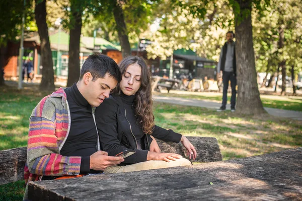 Escondido Perigoso Voyeur Maníaco Relógios Ataca Jovem Casal Apaixonado Parque — Fotografia de Stock