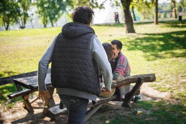 Escondido Perigoso Voyeur Maníaco Relógios Ataca Jovem Casal Apaixonado Parque — Fotografia de Stock