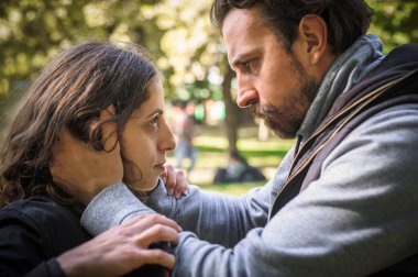 Zorba ve tacizci, kıskanç bir erkek arkadaş kız arkadaşını taciz ediyor, sözlü ve fiziksel olarak tehdit ediyor, ona bağırıyor ve korkutuyor, açık alanda, parkta. Aile içi şiddet kavramı