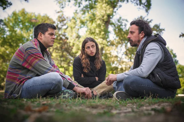 Három Aggódó Barát Két Férfi Egy Lány Együtt Ülnek Parkban — Stock Fotó