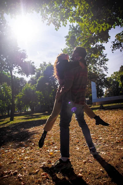 Pareja Sonriente Muy Alegre Enamorada Baila Naturaleza Disfruta Libertad Vida — Foto de Stock