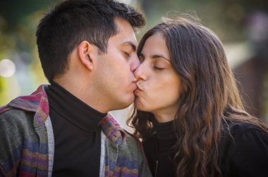 Seksi Fransız öpücüğünün detaylı görüntüsü. Birbirlerine aşık romantik çiftler sarılıp öpüşüyorlar. Kız ve erkek arkadaş çıkıyor. İlişki ve romantizm kavramı