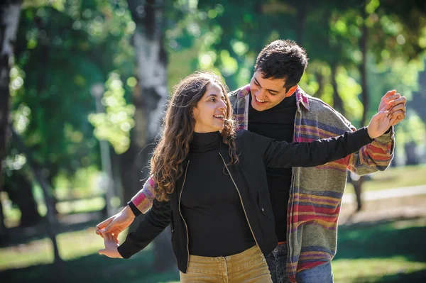 Casal Sorridente Muito Alegre Amor Dança Natureza Goza Liberdade Vida — Fotografia de Stock