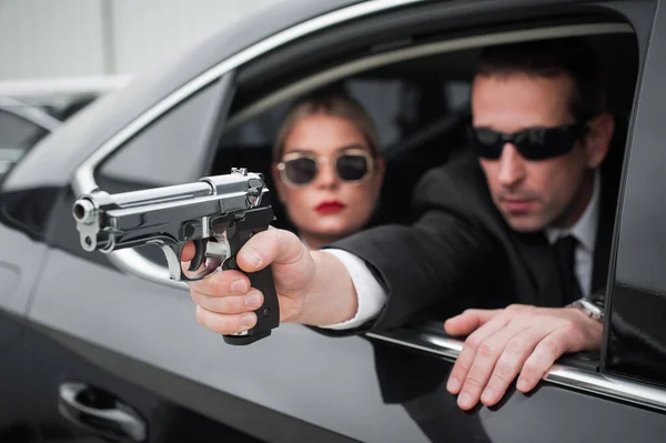 Agente Terno Preto Civil Com Arma Proteger Celebridade Pessoa Carro — Fotografia de Stock