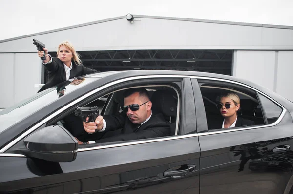 보디가드로 구성된 자동차 리무진을 Vip 인사를 Bodyguard Vip 민간검은 수트를 — 스톡 사진