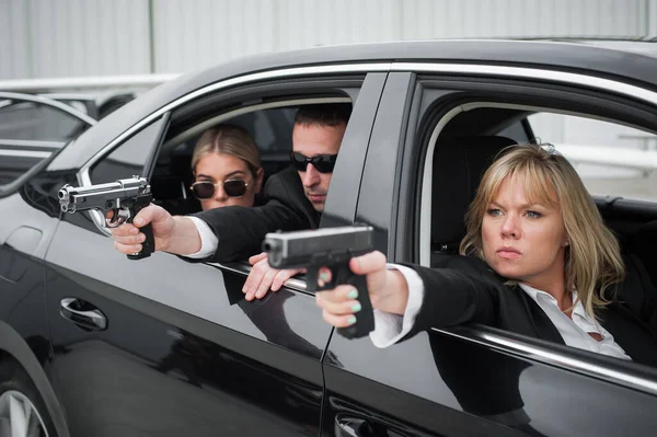 보디가드로 구성된 자동차 리무진을 Vip 인사를 Bodyguard Vip 민간검은 수트를 — 스톡 사진