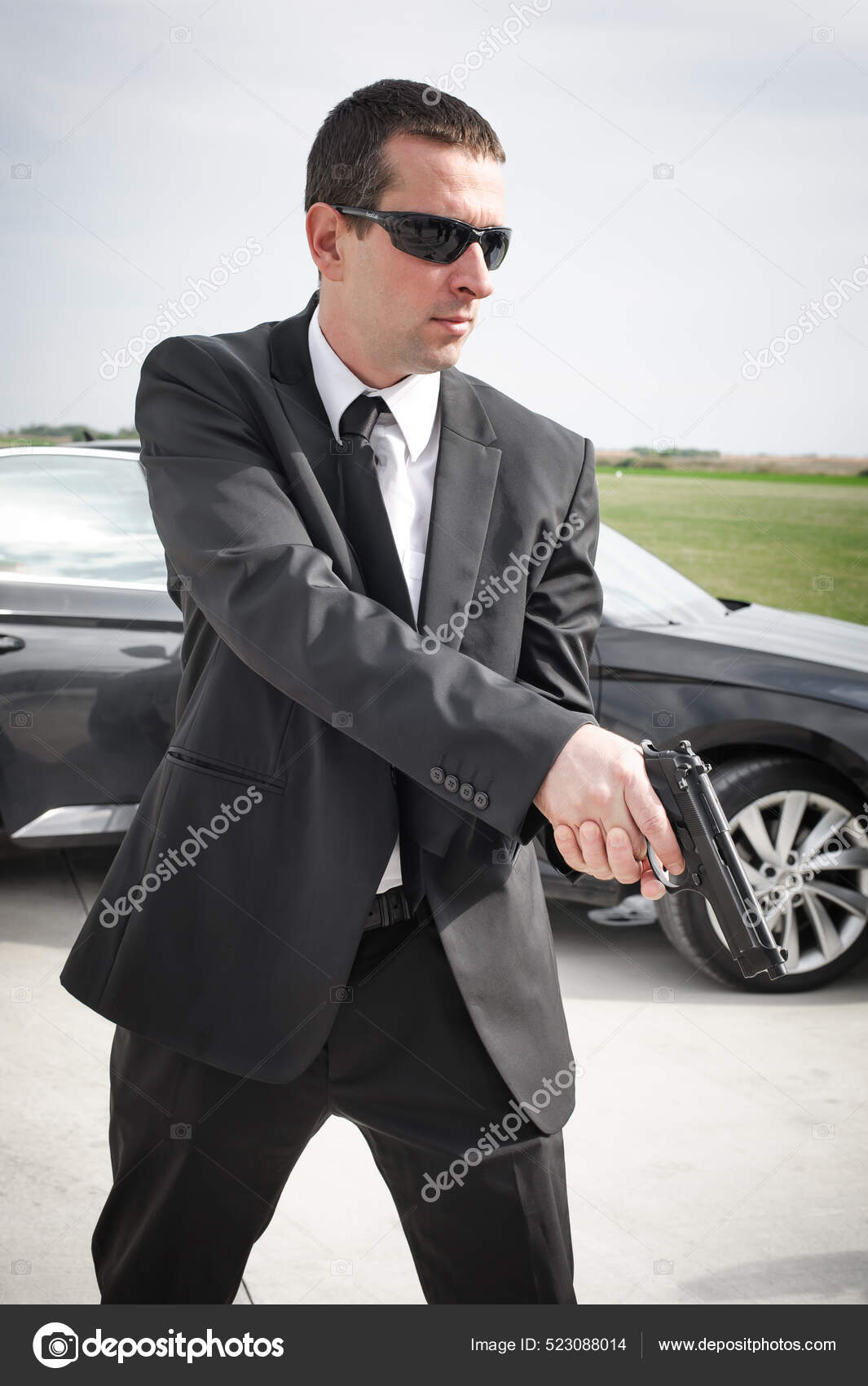 銃を持ったプロのスパイ捜査官のボディーガード サングラスをかけた民間人の黒いスーツの警備警察 密接なセキュリティ保護 — ストック写真 ©  guruxox #523088014