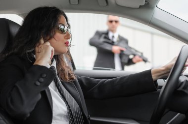 Kadın ve erkek korumalardan oluşan profesyonel silahlı bir ekip araba limuzinindeki ünlüleri koruyor. Bodyguard ve VIP kişi güvenliği. Sivil takım elbiseli profesyonel polis ajanı.