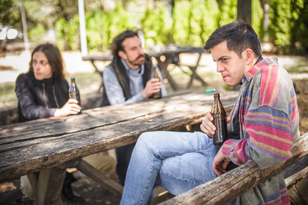 Группа Трех Несчастных Молодых Друзей Женщин Мужчин Сидят Вместе Пьют — стоковое фото