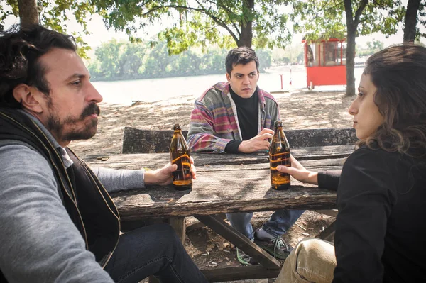 친구들이 공원의 야외에서 탁자가 위에서 맥주를 마신다 말이야 청소년들의 사회적 — 스톡 사진