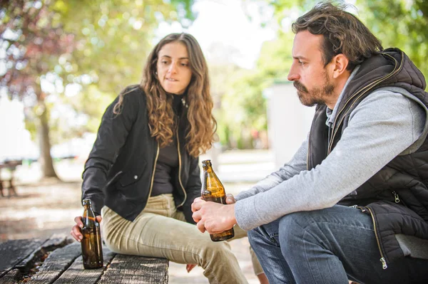 Casal Jovem Conflito Namorado Namorada Bebe Cerveja Garrafa Banco Madeira — Fotografia de Stock