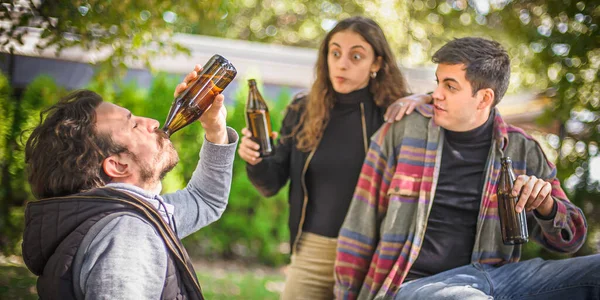 Молода Група Друзів Жінок Чоловіків Розбиваючи Пиво Пляшки Дерев Яній — стокове фото