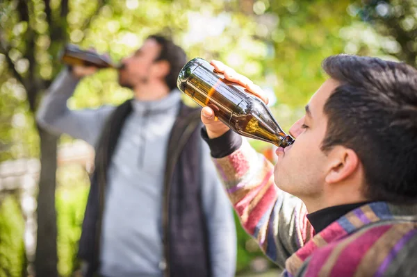 Twee Mannen Die Bier Uit Fles Drinken Een Houten Bank — Stockfoto