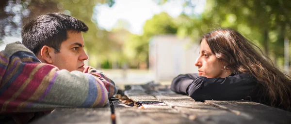 Junges Paar Freund Und Freundin Hängen Gemeinsam Auf Holzbank Mit — Stockfoto