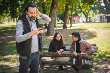 Genç adam cep telefonundan çok kötü ve rahatsız edici bir mesaj aldı. Çok şaşırdı ve şok oldu. Gördüklerine inanamadı.