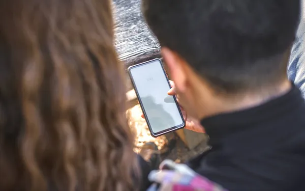 Frau Und Mann Betrachten Ihr Handy Aus Dem Oberen Blickwinkel — Stockfoto