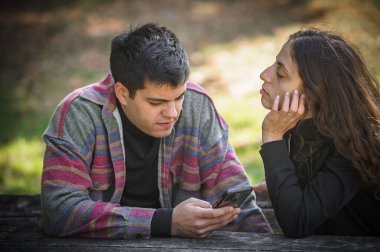 Birbirine aşık genç bir çift, bir erkek arkadaş ve bir kız arkadaş, cep telefonu kullanıyorlar. Duygusal izolasyon ve teknolojik depresyon. Yabancılaşma bağımlılığı