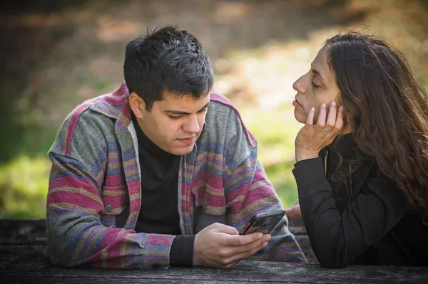 Egy Fiatal Szerelmespár Egy Barát Egy Barátnő Mobiltelefonnal Érzelmi Elszigeteltség — Stock Fotó