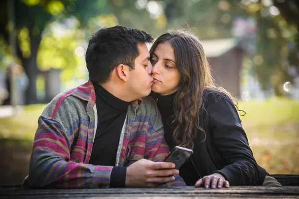 Ein Junges Verliebtes Paar Ein Freund Und Eine Freundin Die — Stockfoto