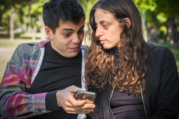 Jovem Casal Sorridente Apaixonado Namorado Uma Namorada Olha Para Fotos — Fotografia de Stock