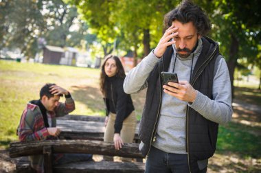 Genç adam cep telefonundan çok kötü ve rahatsız edici bir mesaj aldı. Çok şaşırdı ve şok oldu. Gördüklerine inanamadı.