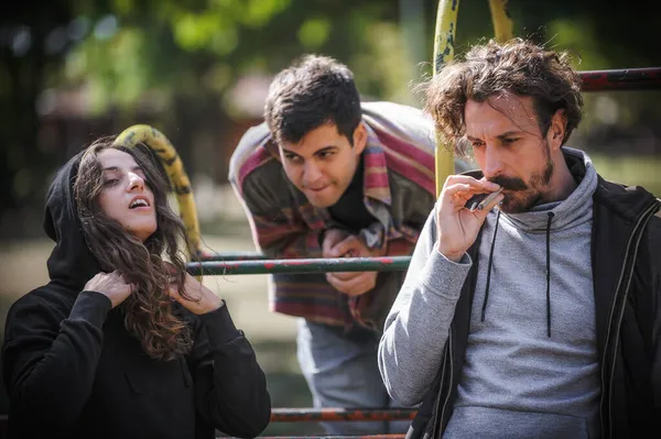 Grupo Jovens Amigos Sexo Feminino Masculino Fumando Maconha Maconha Ganja — Fotografia de Stock