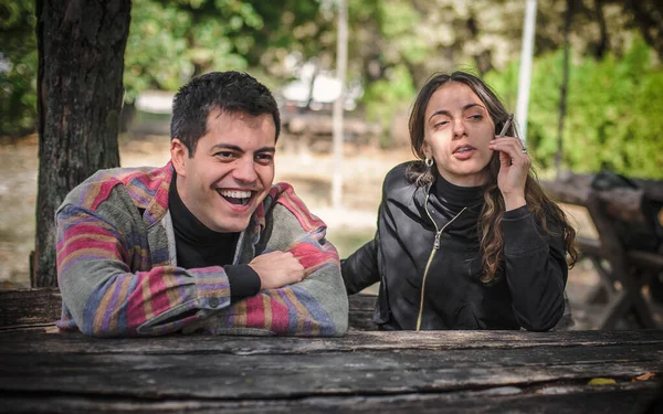 Jovens Relaxados Sorridentes Casal Jovem Feliz Mulher Homem Fumar Maconha — Fotografia de Stock